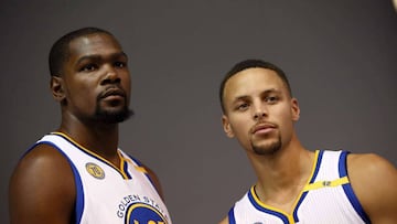 OAKLAND, CA - SEPTEMBER 26: Kevin Durant #35 and Stephen Curry #30 of the Golden State Warriors pose for San Francisco Chronicle photographer Russell Yip during the Golden State Warriors Media Day at the Warriors Practice Facility on September 26, 2016 in Oakland, California.   Ezra Shaw/Getty Images/AFP
 == FOR NEWSPAPERS, INTERNET, TELCOS &amp; TELEVISION USE ONLY ==
