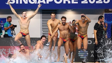 El equipo español masculino de waterpolo salta a la piscina para celebrar su oro mundial.