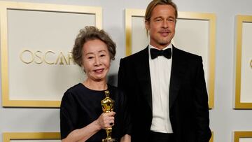 Yuh-Jung Youn, ganadora de Mejor Actriz de Reparto por &quot;Minari&quot;, posa con Brad Pitt en la sala de prensa de los Oscar el domingo 25 de abril de 2021 en Union Station en Los &Aacute;ngeles. 