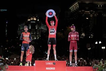 Chris Froome, escoltado en el podio por Vincenzo Nibali e Ilnur Zakarin.