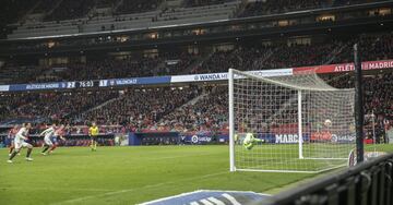 ??EMPATA PAREJO!! ?Oblak adivin¨® el lanzamiento del capit¨¢n valencianista desde los once metros, pero iba muy bien tirado y no pudo desviarlo!
