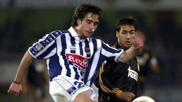 Zuhaitz Gurrutxaga, ante Raúl González en un Real Sociedad-Real Madrid.