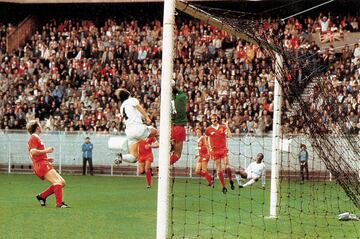 Clemence, el portero 'red', se anticipa a Stielike tras un centro de Laurie Cunningham.
