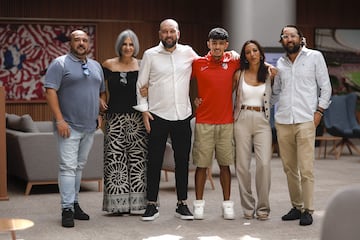 Iker Luque, tras el anuncio de su renovación, con su familia y allegados.