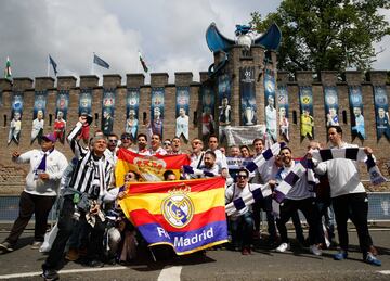 Ambiente de fiesta en las calles de Cardiff