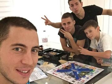 Los cuatro hermanos Hazard, de izquierda a derecha: Eden (Real Madrid), Thorgan (Borussia Dortmund); Kylian (RWB Molenbeek) y Ethan (desconocido).
