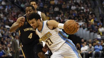 DEN104. DENVER (CO, EE.UU.), 07/04/2017.- Jamal Murray (d), de Denver Nuggets, en acción ante Jordan Crawford (i), de New Orleans Pelicans, hoy, viernes 7 de abril de 2017, durante un juego de la NBA en Pepsi Center en Denver (EE.UU.). EFE/Todd Pierson