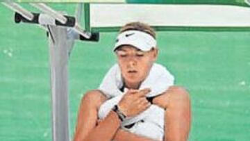 <b>COLLARÍN DE HIELO. </b>Sharapova se refresca con una toalla con hielos.