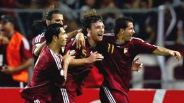 Fernando Amorebieta celebra el tanto junto a sus compañeros.