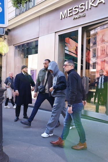 Kylian Mbappé saliendo de una joyería de París.