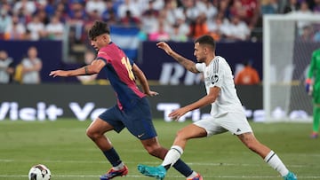 Marc Bernal controla el balón ante Dani Ceballos.