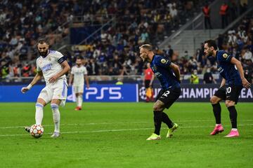 Karim Benzema con Federico Dimarco y Hakan Calhanoglu.