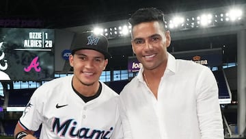 Falcao intercambia camiseta de Millonarios con los Marlins.
