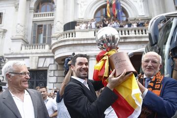 El capitán del Valencia Basket, Rafa Martinez, levanta la copa en presencia del alcalde de Valencia, Joan Ribó y del máximo accionista del club, Juan Roig.