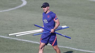 Simeone, en la sesi&oacute;n del martes del Atl&eacute;tico, la &uacute;ltima en Madrid antes de viajar a Austria. 