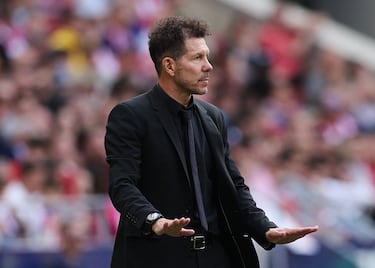 El técnico del Atlético de Madrid, Diego Pablo Simeone, dando instrucciones durante el encuentro frente al Osasuna.