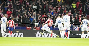 El jugador del Levante, Roger, marca el 1-1 al Atlético de Madrid. 
