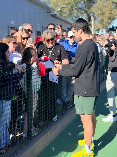 El tenista español sigue su preparación para el Open de Australia y esta vez lo ha hecho en su tierra junto a Pedro Martínez. La sesión, abierta al público, congregó a numerosos aficionados que no quisieron perderse la oportunidad de ver en acción a su ídolo en plena pretemporada.
