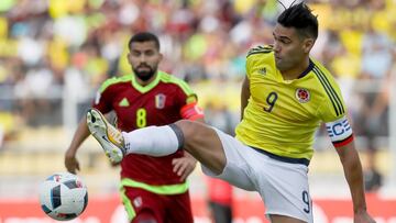 CAR001. SAN CRISTOBAL (VENEZUELA), 31/08/2017.- Tomas Rincón (i) de Venezuela disputa el balón con Falcao García (d) de Colombia hoy, jueves 31 de agosto de 2017, durante un partido de la fase de clasificación para el Mundial de Rusia 2018, en el estadio Pueblo Nuevo en San Cristóbal (Venezuela). EFE/MIGUEL GUTIÉRREZ