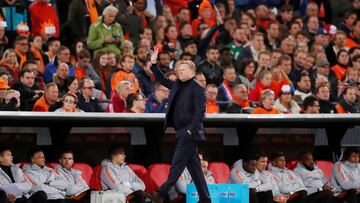 Soccer Football - Euro 2020 Qualifier - Group C - Netherlands v Northern Ireland - Feyenoord Stadium, Rotterdam, Netherlands - October 10, 2019  Netherlands coach Ronald Koeman gestures   Action Images via Reuters/Andrew Boyers