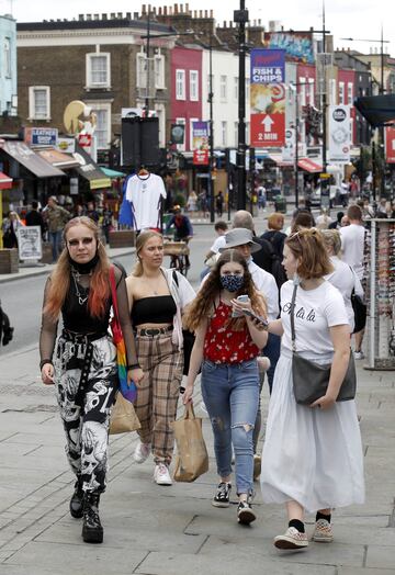 En el  barrio londinense de Camden Town, conocido por sus variopintas calles y reconditos callejones de ladrillo marron, se mezclan devoción por la música y el amor por el fútbol.