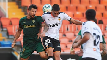 Ferran Torres of Valencia and Yuri Berchiche of Athletic Club de Bilbao during the la La Liga Santander mach between Valencia and Athletic Club de Bilbao at Mestalla Stadium, on July 1, 2020 in Valencia, Spain
Maria Jose Segovia / AFP7 / Europa Press