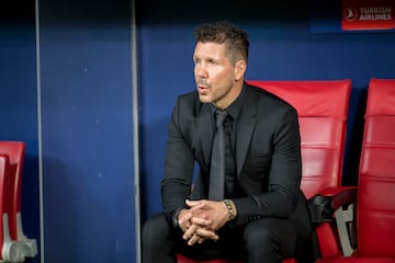 Simeone entrenador del Atlético en el banquillo.