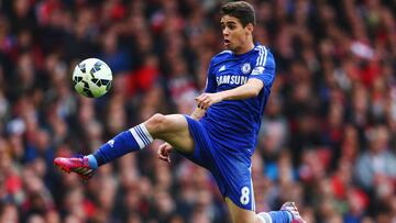 LONDON, ENGLAND - APRIL 26:  Oscar of Chelsea controls the ball during the Barclays Premier League match between Arsenal and Chelsea at Emirates Stadium on April 26, 2015 in London, England.  (Photo by Paul Gilham/Getty Images)