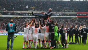 EMOCIONADO. La plantilla del Bayern &#039;mante&oacute;&#039; a Heynckes en la celebraci&oacute;n tras el partido.