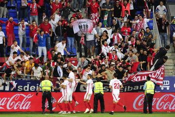 Seguidores del Sevilla caen tras ceder una de las vallas en Ipurúa