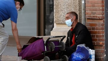 GRAFCVA5413. VALENCIA, 29/05/2020.-El Consejo de Ministros aprueba el ingreso mínimo vital (IMV) que oscilará entre 461 y 1.100 euros mensuales y que en junio empezarán a cobrar de oficio alrededor de 100.000 familias en situación de pobreza severa, pero con el objetivo de llegar a 850.000 hogares con 2,3 millones de personas.En la imagen, una persona sin recurso en las calles de valencia, hoy septuagésimo sexto día del estado de alarma. EFE/ Juan Carlos Cárdenas