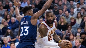 Jimmy Butler frena a LeBron James.