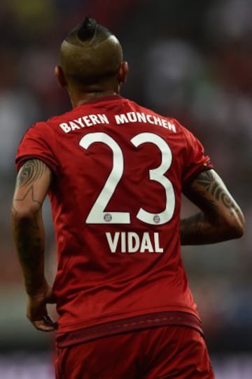 Arturo Vidal siempre nos sorprende con más de un peinado estrafalario. De manera constante, el actual jugador del Bayern Munich cambia de look, realizándose peculiares diseños en su pelo.