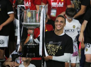 La temporada pasada el delantero consiguió la Copa del Rey con el Valencia tras derrotar en el final del Villamarín al Barcelona.