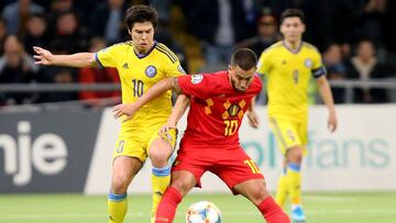 Eden Hazard protege un bal&oacute;n ante el kazajo Georgi Zhukov en el Kazajist&aacute;n-B&eacute;lgica de la 8&ordf; jornada de la fase de clasificaci&oacute;n para la Eurocopa 2020.