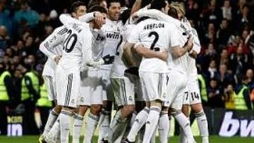 <b>¡LOCURA FINAL! </b>Los jugadores acabaron abrazados con una piña memorable que acompañó el Bernabéu al grito emocionado de "¡Así, así, así gana el Madrid!".
