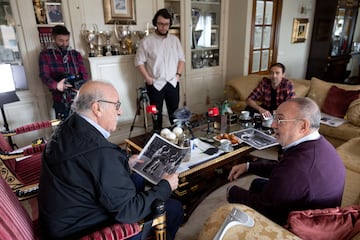 Vicente del Bosque y Alfredo Relaño, con el equipo de AS TV y AS Audio.