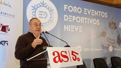 El director de AS, Alfredo Rela&ntilde;o, habla durante la inauguraci&oacute;n del Foro Eventos Deportivos de Nieve de Sierra Nevada, que este mes acoger&aacute; el Mundial de Snowboard y Freestyle.