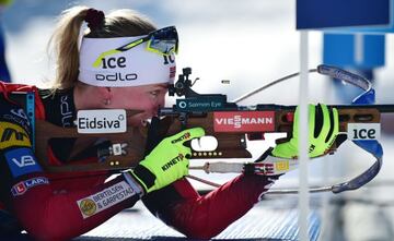 La noruega Marte Olsbu Roeiseland compite en el campo de tiro dentro del Campeonato Mundial de Biatlón (deporte de invierno que combina el esquí de fondo y el tiro con carabina) en Pokljuka, Eslovenia. El rostro de la noruega refleja la alta concentración que la prueba exige.