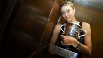 Maria Sharapova posa con el trofeo conseguido en Roland Garros.