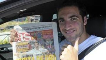 <b>CON AS. </b>Higuaín, ayer, posando con la portada de AS con él de protagonista tras su 'hat-trick' al Betis.
