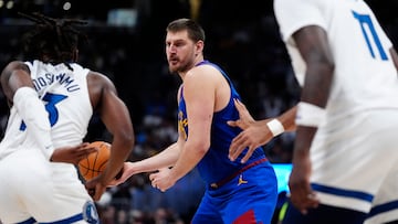 Nikola Jokic da un pase durante el partido contra los Timberwolves.