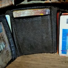 Pierde su cartera en 2014 y aparece intacta en el motor de un coche 11 años y 240.000 kilómetros después: “Es una locura”