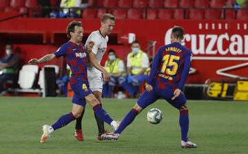 Luuk de Jong con Ivan Rakitic y Clement Lenglet.