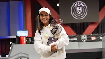 Rayssa Leal con su trofeo de campeona de la SLS Las Vegas 2022.