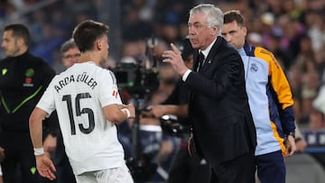 Ancelotti da instrucciones a Güler durante el partido contra el Getafe.