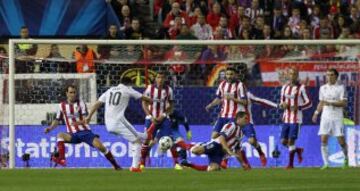 James tuvo varias opciones de gol durante el partido de los cuartos de final de la Champions League 
