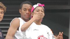 Santos(SP); Brasil; 17/12/2004; Futebol;  Sequestro mae do Robinho; Robinho aparece com sua mae D. Marina, ao lado esquerdo seu cunhado Vitor e a dir. seu sogro Naldo; Foto: Nicola Pizarro. SECUESTRO MADRE DE ROBINHO
 PUBLICADA 10/07/05 NA MA03 1COL