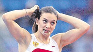 <b>CAMPEONA COQUETA. </b>Isinbayeva se coloca el pelo tras un salto.