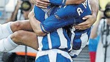 <b>GOLEADORES. </b>Salva e Hidalgo se abrazan tras uno de los goles del Málaga.